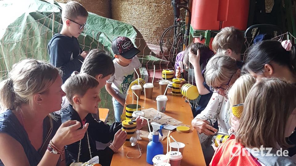 Beim Ferienprogramm der Fuchsmühler Imker wurde fleißig gebastelt. Bild: Imkerverein Fuchsmühl/exb