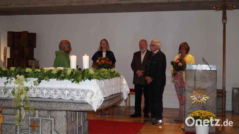 Die Gratulanten vom Pfarrgemeinderat, Kirchenverwaltung und Krankenpflegeverein. Bild: snn