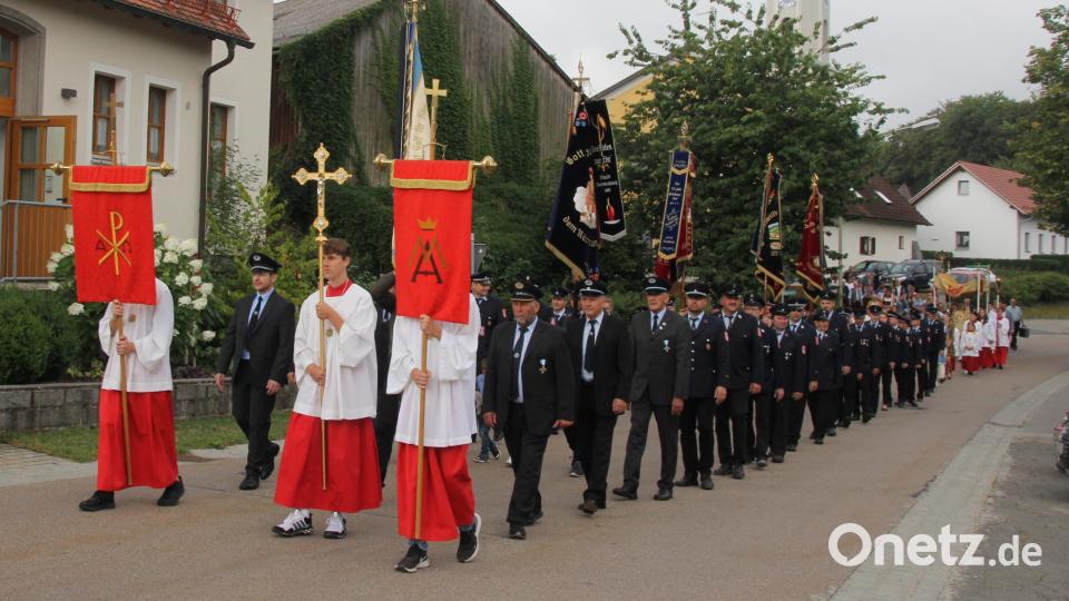 Die Gläubigen zogen in einer festlichen Prozession zusammen mit Pfarrer Alois Hammerer durch die Straßen. Bild: frd