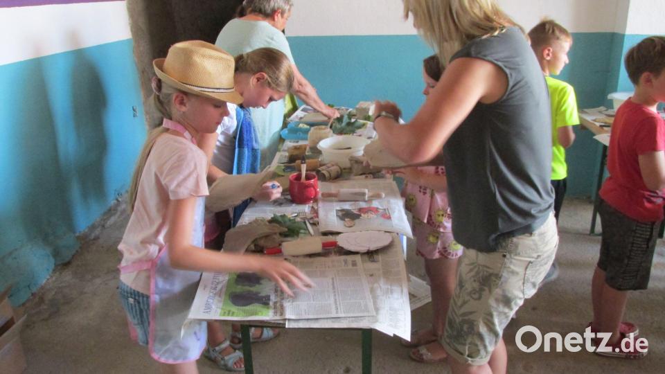 Beim Töpfern lassen die Kinder ihrer Kreativität freien Lauf. Bild: Peter Nitsche/exb