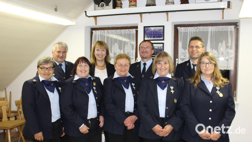 Seit 25 Jahren leisten (vorne, von links) Heide Kölbel, Doris Maderer, Erika Hirschinger, Gunda Götz und Sabine Moosburger Dienst bei der Feuerwehr Poppberg. Ihnen gratulieren (hinten, von links) Kreisbrandinspektor Hans Sperber, Bürgermeisterin Brigitte Bachmann, Vorsitzender Thomas Bleisteiner und Zweiter Kommandant Hans Heinel. Bild: sis