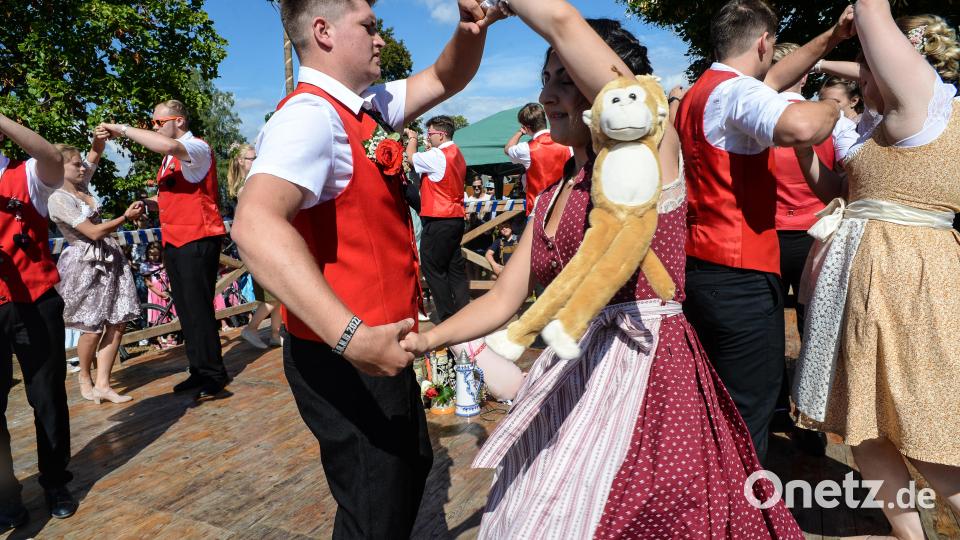 Die Kirwapaare bei der Hohenkemnather Kirwa 2022. Bild: Andreas Brückmann