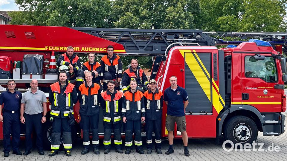 Je fünf Feuerwehrleute der Wehren Auerbach und Hirschau wurden zu Drehleitermaschinisten ausgebildet. Vorne l.: Kommandant Sven Zocher (FF Auerbach), Ausbilder Thomas Kulacz, vorne r.: Kommandant Sebastian Jasinsky (FF Hirschau). Die Hirschauer Maschinisten (vordere Reihe): Felix Hiemer (2.v.r.), Marco Schuminetz (3.v.r.), Christoph Erras (5.v.r.), hintere Reihe: André Schlaffer (2.v.l.) und Sebastian Braun (3.v.l.). Bild: u