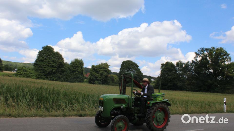 Geistlicher Beistand fährt mit: Pfarrer Thomas Schertel mit seinem Schnauferl auf dem Weg nach Schwend. Bild: sis
