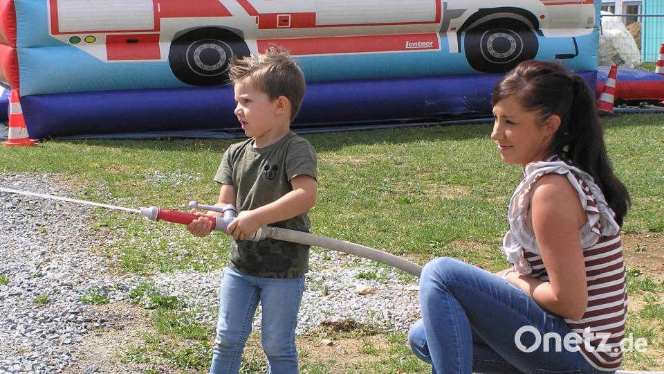 Beim Familientag der Feuerwehr Neusorg übten sich am Sonntagnachmittag schon die Jüngsten mit Unterstützung ihrer Mütter beim Zielspritzen auf eine hölzerne Hauswand. Bild: öt