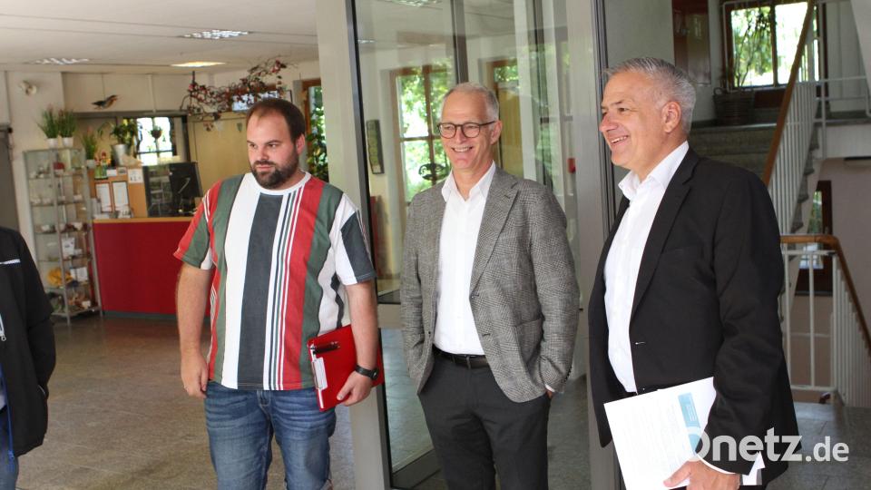 Der Tirschenreuther Landrat Roland Grillmeier (rechts) zu Gast in der wiedereröffneten Jugendherberge Tannenlohe, DJH-Vorstand Winfried Nesensohn (MItte) freut sich über die feuerpolizeiliche Ertüchtigung des Hauses. Bild: Deutsches Jugendherbergswerk/exb
