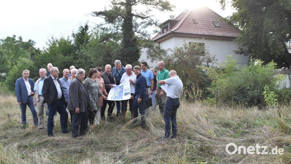 Bei der Ortsbegehung gibt es auch Überraschendes zu hören. Bild: hcz