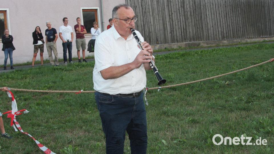 Schiedsrichter und Startsignalgeber bei den Wettbewerben am Seil war Klarinettist Josef Franz. Bild: wro