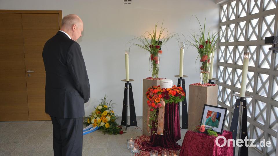 Pastor Torsten Riedel verneigt sich vor der Urne der verstorbenen Hannelore Bienlein-Holl in der Tirschenreuther Friedhofshalle. Bild: jr