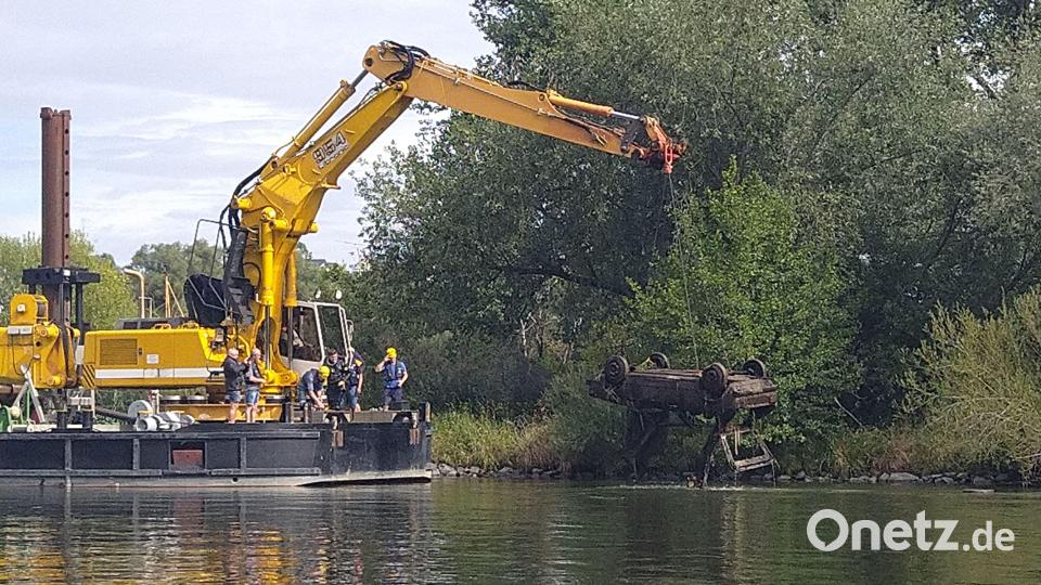 Aus der Donau bei Windorf im Landkreis Passau ist ein altes Autowrack geborgen worden. Bild: Polizei Niederbayern