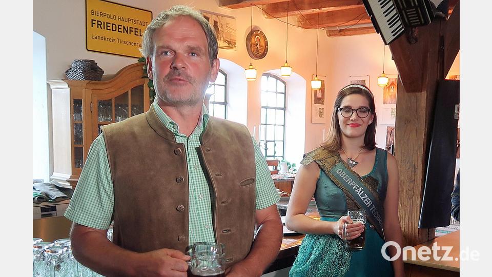 Der Vorsitzende der Arge Fisch, Thomas Beer (links), und Teichnixe Sophia Bächer (rechts) freuen sich auf die Erlebniswochen Fisch. Bild: bsc