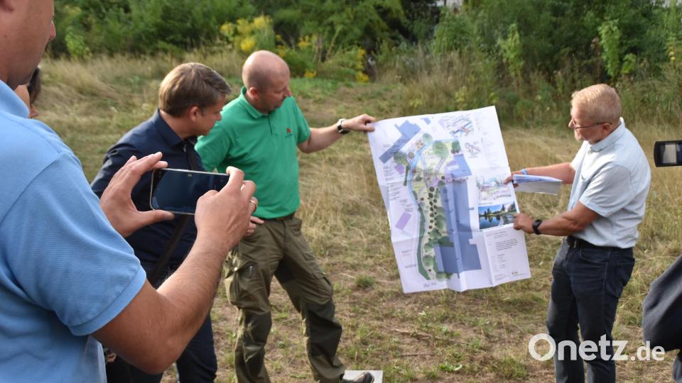 Stadtgärtner Stefan Dürgner (Zweiter von rechts) und Landschaftsarchitekt Thomas Blank (rechts) erklären die Pläne für die Neugestaltung der Grünfläche rund um das ehemalige Lohmer-Grundstück. Bild: hcz