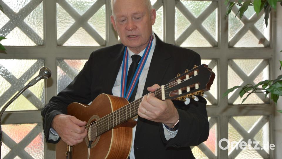 Pastor Torsten Riedel sang gemeinsam mit der Trauergemeinde abschließend „Von guten Mächten wunderbar geborgen“. Bild: jr