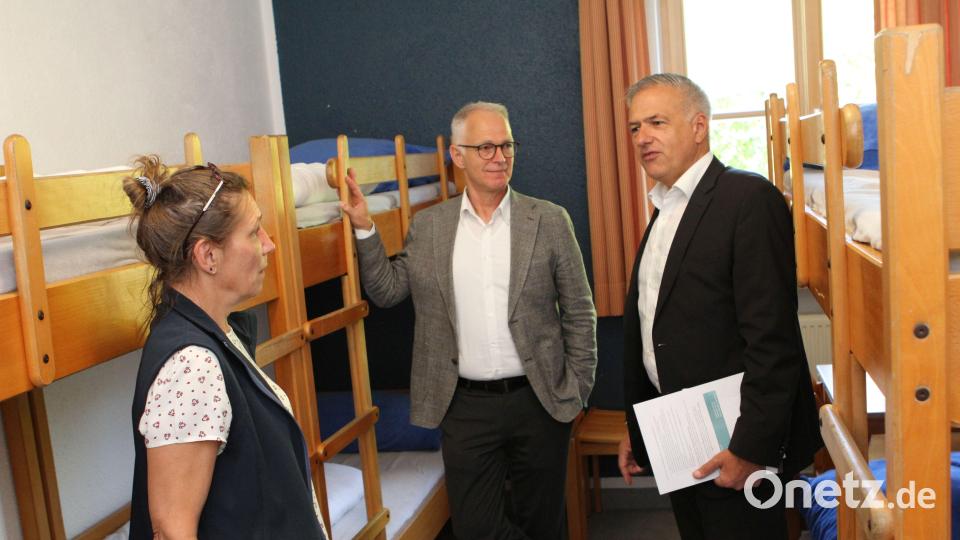 Der Tirschenreuther Landrat Roland Grillmeier (rechts) zu Gast in der wiedereröffneten Jugendherberge Tannenlohe, Vorstand Winfried Nesensohn (MItte) vom Deutschen Jugendherbergswerk freut sich über die feuerpolizeiliche Ertüchtigung des Hauses. Bild: Deutsches Jugendherbergswerk/exb