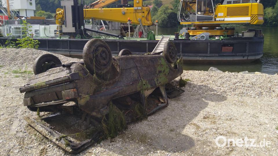 Aus der Donau bei Windorf im Landkreis Passau ist ein altes Autowrack geborgen worden. Bild: Polizei Niederbayern