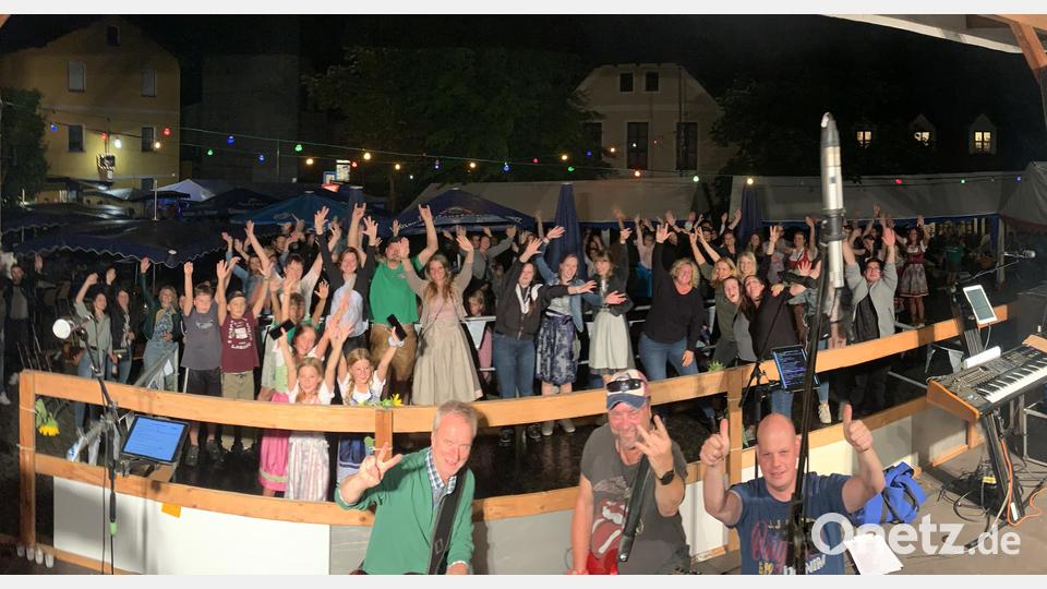 Die Gseea Wepsn heizen dem Publikum ganz schön ein, so dass bis in die frühen Morgenstunden gefeiert und gesungen wurde. Bild: lep