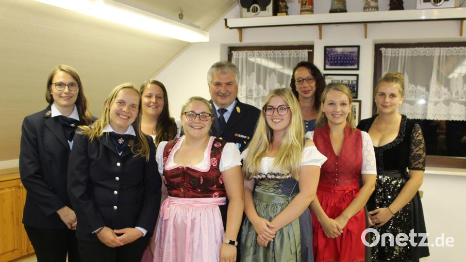 Heuer hat eine zweite reine Frauengruppe die Leistungsprüfung abgelegt. Von links Anika Bär, Christina Hirschinger, Stefanie Meiler, Yvonne Schmidt, Sabrina Kessler, Cornelia Waiz, Laura Luber und Tamara Hoffmann mit Kreisbrandinspektor Hans Sperber. Bild: sis