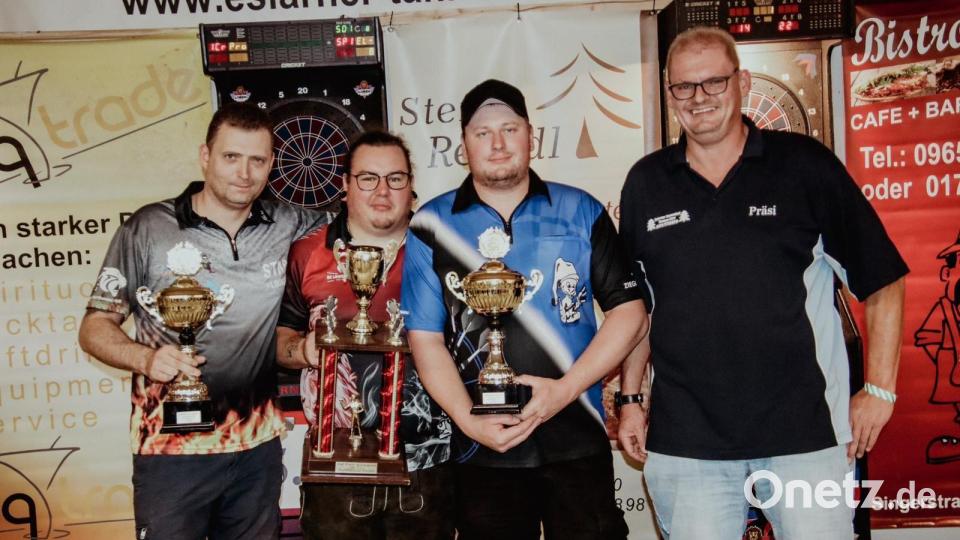 Beim offenen Turnier unter die ersten Drei kamen (v.l.) Marc Miller (3.), Chris Dieppold (1.) und Christian Christinger (2.). Gratulationen kamen von Dartboss Martin Bauer (re). Bild: gz