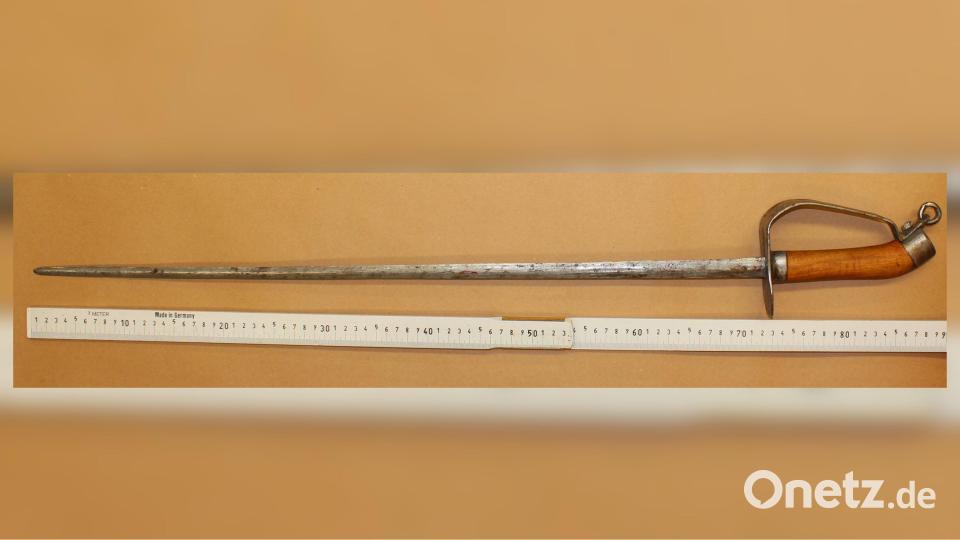 Mit diesem 90 Zentimeter langen Degen attackierte die Frau Fußgänger in der Weidener Innenstadt. Bild: 919039361464473