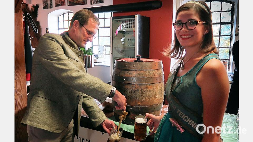 Nach dem Anzapfen des Karpfentrunks 2022 durch Teichnixe Sophia Bächer (rechts) servierten sie und Braumeister Christian Mitterbauer (links) den besonderen Gerstensaft im Brauereimuseum den zahlreichen Gästen. Insgesamt 80 Hektoliter stehen in diesem Jahr bereit. Bild: bsc