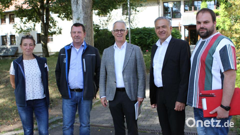 Der Tirschenreuther Landrat Roland Grillmeier (Zweiter von rechts) zu Gast in der wiedereröffneten Jugendherberge Tannenlohe, DJH-Vorstand Winfried Nesensohn (Dritter von rechts) freut sich über die feuerpolizeiliche Ertüchtigung des Hauses .
Herbergsleiterin Doris Fischer, Kreisbaumeister Klaus Weig, Winfried Nesensohn (geschäftsführender Vorstand im Landesverband Bayern des Deutschen Jugendherbergswerks), Landrat Roland Grillmeier und Johannes Härtl (Projektverantwortlicher im Landratsamt) bei der Besichtigung der wiederöffneten Jugendherberge Tannenlohe. Bild: Deutsches Jugendherbergswerk/exb