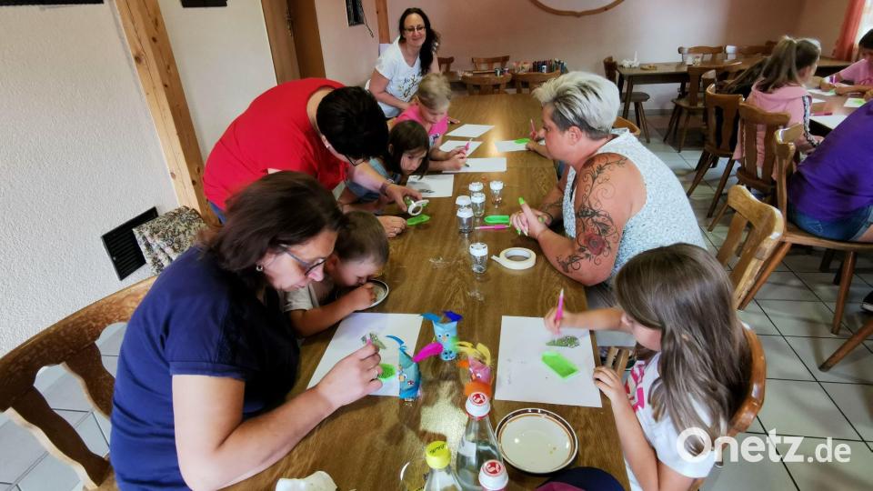 Gemeinsam mit dem Bastelteam bastelten die Kinder Schlüsselanhänger und aus Klopapierrollen kreative Eulen. Bild: gz