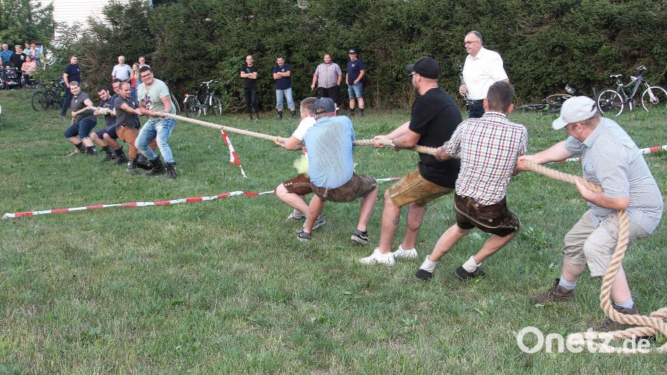 Höhepunkt beim vorgezogenen Erntedankfest in Gumpen war der Seilziehwettbewerb auf einer Wiese. Das Mitterteicher Gaudi-Team &quot;Käfighaltung&quot; (rechts) stemmte sich vergeblich gegen die Übermacht der FFW Gumpen (links im Bild). Bild: wro