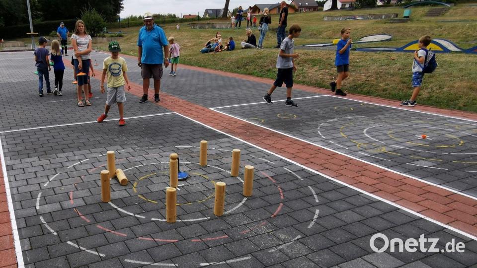 Auf der Sommerstockbahn versuchten die Kinder mit den Kinderstöcken die Holzkegel zu treffen und auf der Minigolfanlage den Ball einzulochen. Bild: gz