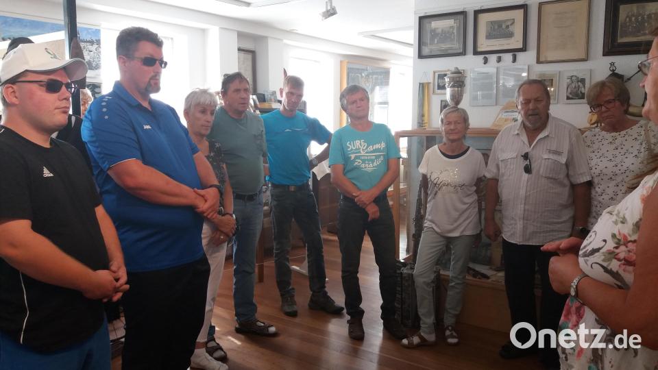 Beim Besuch des Heimatmuseum Schöneck erfuhren die Gäse von Weiß-Blau viel über die frühere Zigarrenfarbik. Bild: adj
