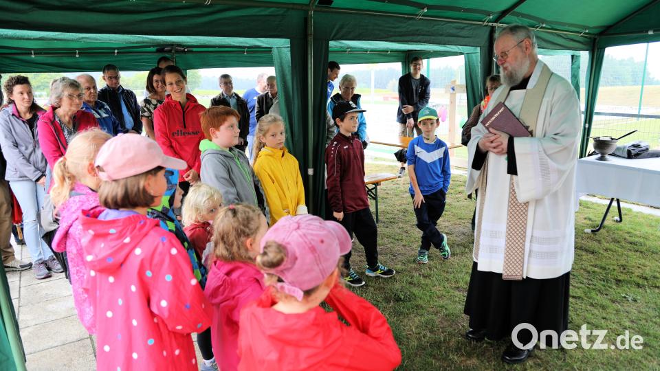 Pater Alban segnete bei leichtem Nieselregen den neuen Kinderspielplatz auf dem Sportgelände der DJK Weihern/Stein Bild: akp