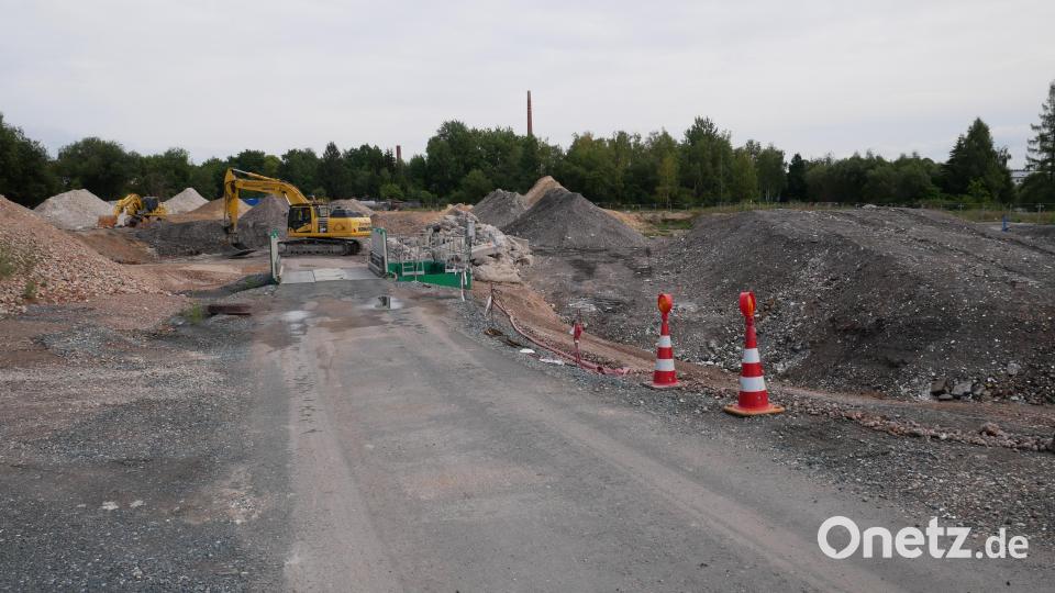 Noch immer im Gange sind die Arbeiten zur Altlastenbeseitigung bei der ehemaligen Gipsformendeponie im Bereich Liststraße/Baumeister-Emil-Engel-Straße. Bild: hmr