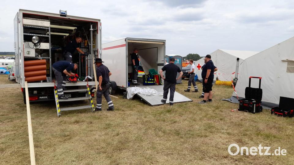 Das BRK-Team bei Vorbereitungen und beim Aufbau. Bild: BRK Mitterteich/exb