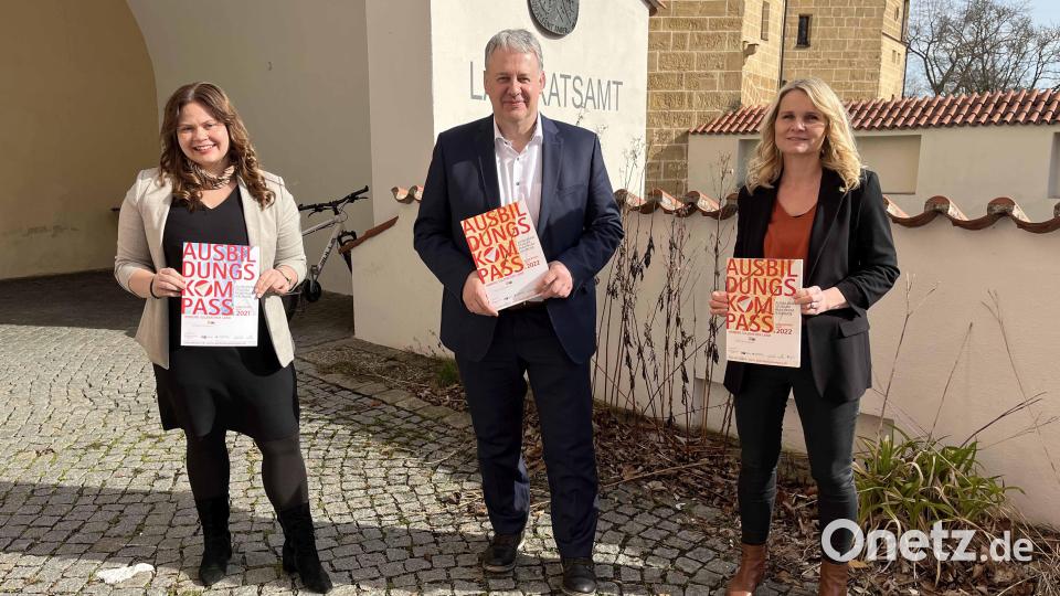 Landrat Richard Reisinger sowie Wirtschaftsförderin Angela Seidel (links) und Projektkoordinatorin Martina Bösl stellen den Wegweiser durch den Berufs-Dschungel der Öffentlichkeit vor. Bild: Christine Hollederer/exb