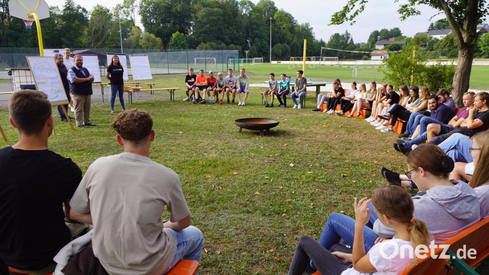 43 Jugendliche hieß Bürgermeister Hans Walter zur ersten Jugendbürgerversammlung in Kastl willkommen. Bild: bkr