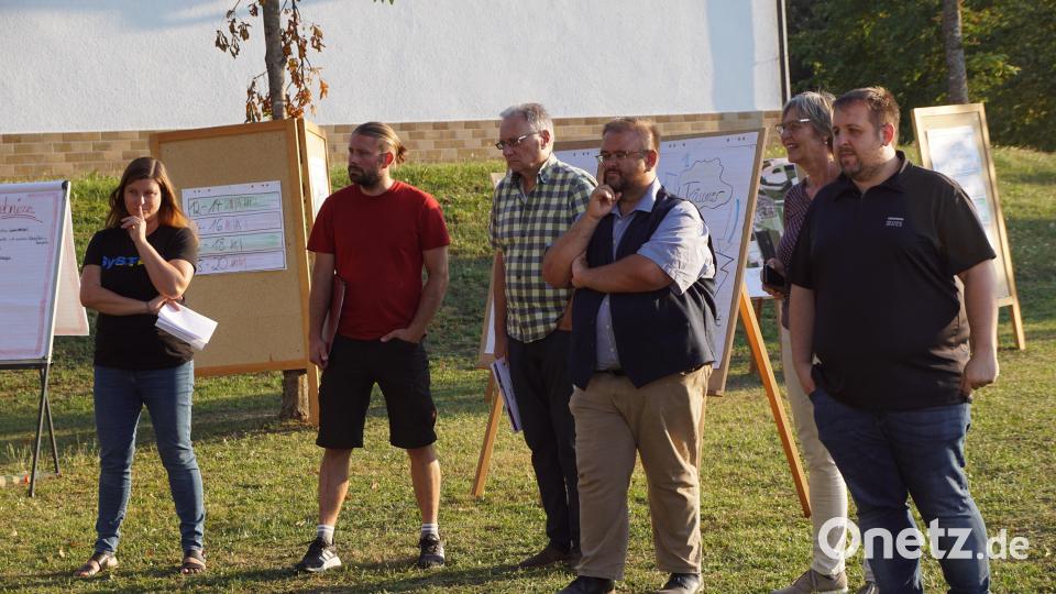 Bei der Präsentation der Ergebnisse staunten (von links) Theresa Beer von Systep, Tim Höme von Geoplan, Klaus Stiefler von RSP-Büro, Bürgermeister Hans Walter, Theresia Kunz, kommunale Jugendpflegerin am Landratsamt, und Jugendbeauftragter Dominik Kugler. Bild: bkr