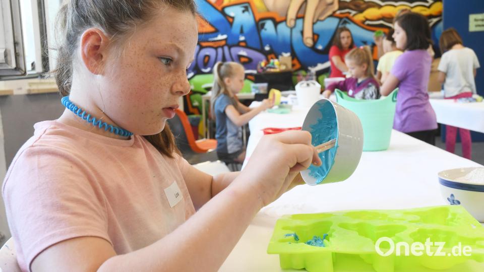 Lena füllt vorsichtig die Gipsmasse in die Silikonform. Bild: Gabi Schönberger