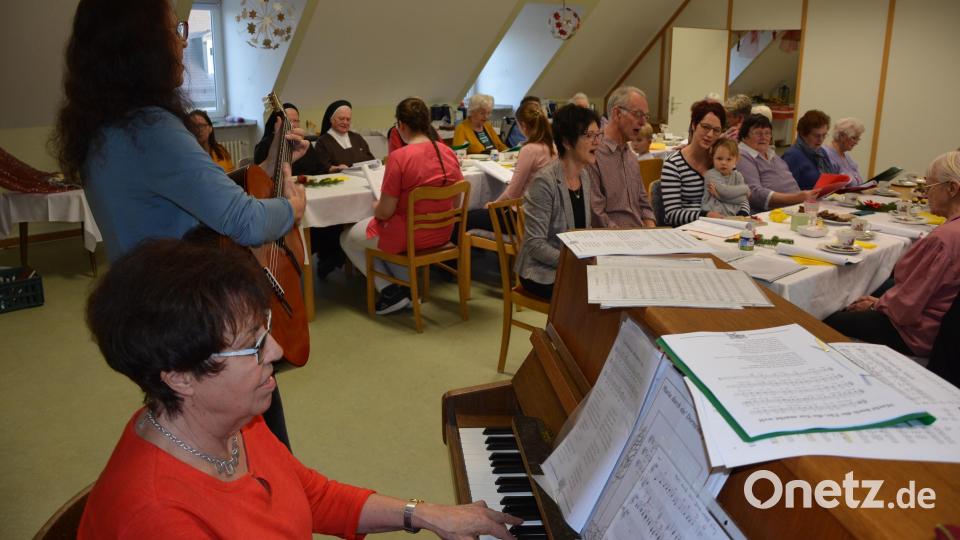 Letztmals fand im Dezember 2019 ein Singnachmittag in den Räumen des Klosters Theresianum statt. Unter dem Motto „Sitzweil“ soll es nun wieder ähnliche Zusammenkünfte geben. Damals wie künftig mit dabei sind Margot Sölch (vorne) und Monika Kunz (stehend). Archivbild: jr
