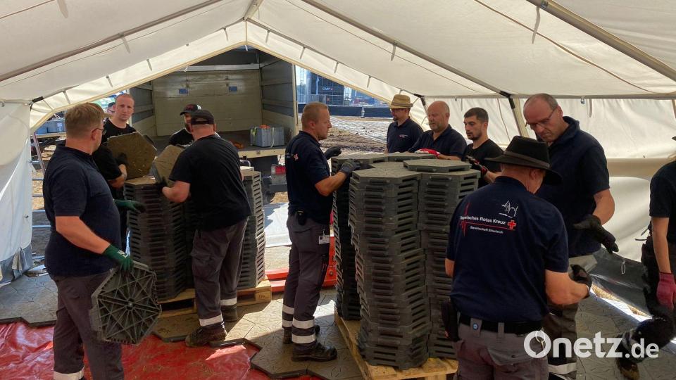 Das BRK-Team bei Vorbereitungen und beim Aufbau. Bild: BRK Mitterteich/exb