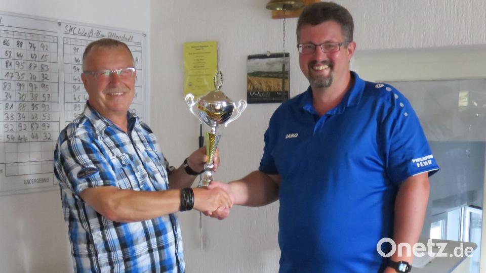 Matthias Alfery (rechts) erhält den Pokal von Frank Schubert Bild: adj