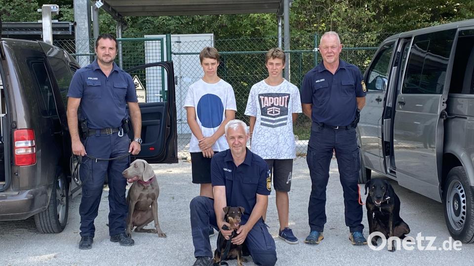 Michael Dirscherl (Polizei Regensburg) mit Diensthündin Lilli, Simon, Lukas, Bernhard Meyerhofer (Polizei Regensburg) mit Diensthund Sesto; vorne: Markus Stopfer (Polizei Weiden) mit Diensthündin Abby. Bild: Zentrale Einsatzdienste Regensburg