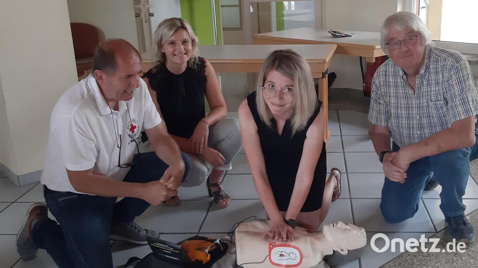 Bei der Vorführung des Rettungsgeräts Karl Bernet (von links), Kämmerin Katharina Schinner, Dritte Bürgermeisterin Cathrin Seltmann und Zweiter Bürgermeister Franz Scharl. Bild: gis