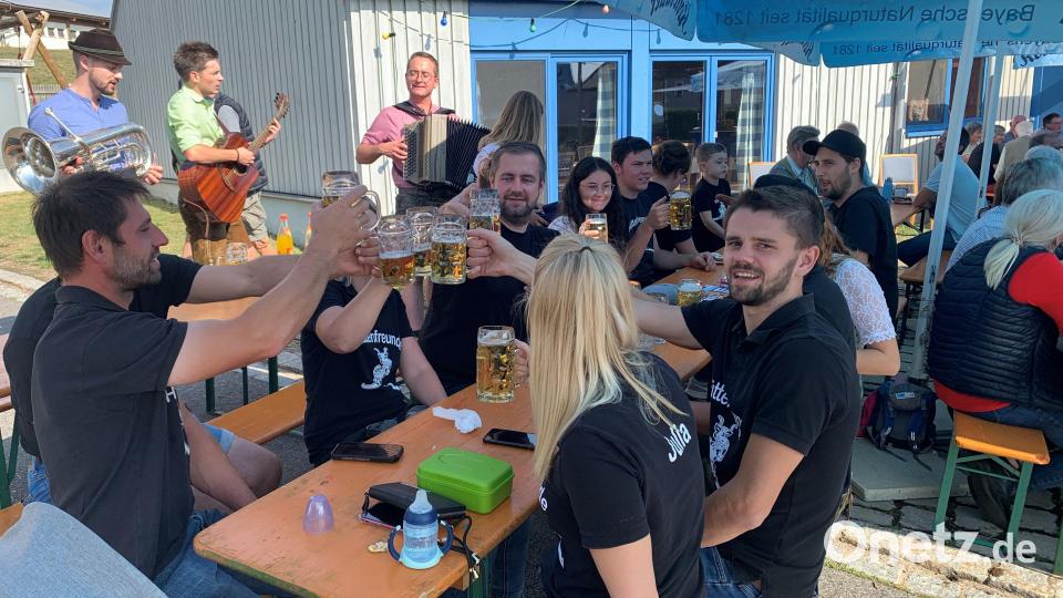 Beim Dorffest in Albersrieth feiern auch die Bernriether Hüttenfreunde mit. Bild: fvo