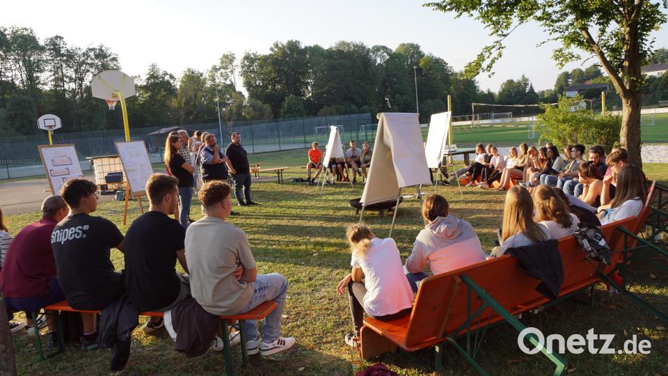 In der ersten Jugendbürgerversammlung in Kastl präsentierten die Jugendlichen in einer Abschlussrunde ihre Ergebnisse, die sie auf Flipcharts zusammengetragen hatten. Bild: bkr
