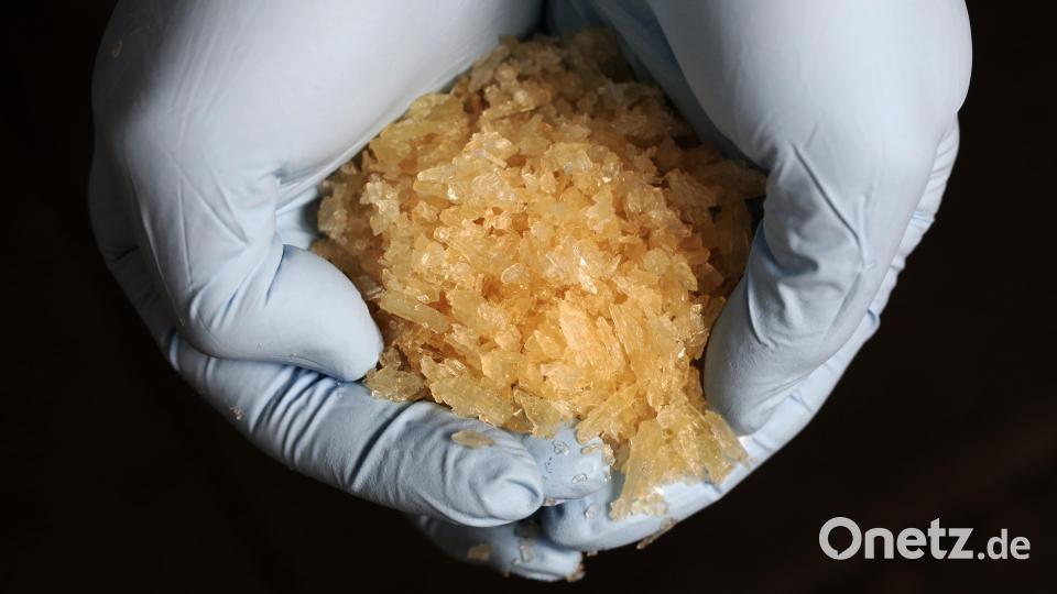 Ein Ermittler hält die Droge Crystal in seinen Händen. Symbolbild: Fredrik von Erichsen
