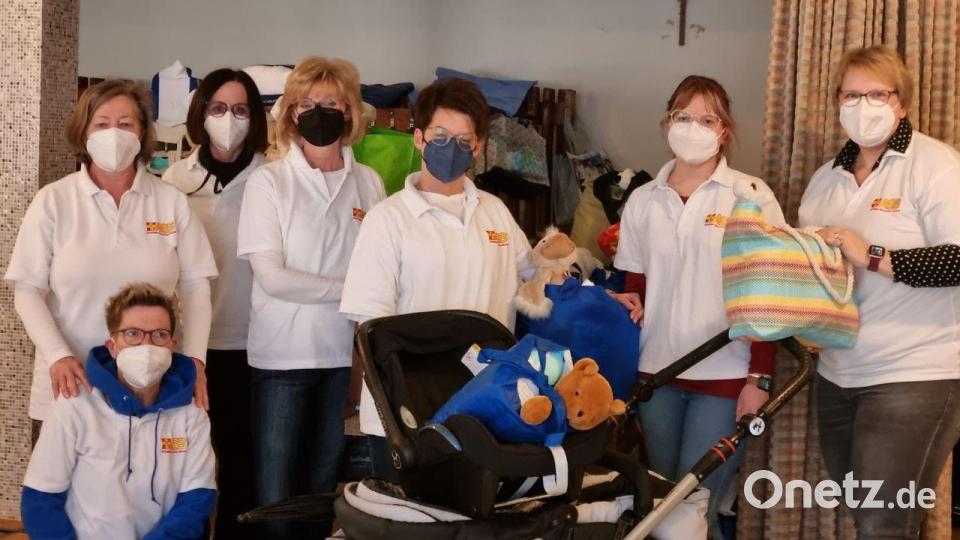 Ein ASB-Frauenteam in Grafenwöhr packte Willkommenstaschen für die ersten Geflüchteten aus der Ukraine. Archivbild: Roland Löb/exb