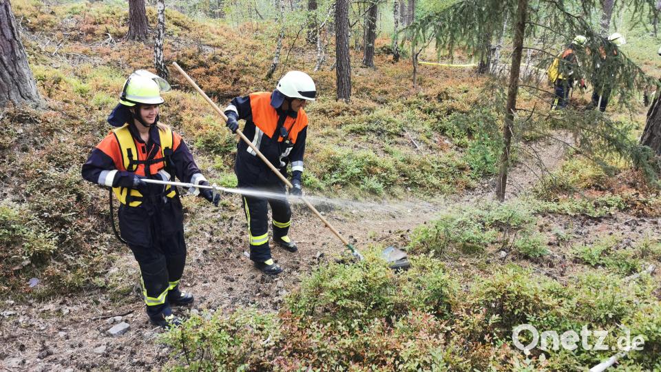 Flexibel und schnell kann der Brand von einem Waldboden mit Feuerpatschen, zusammen mit Löschrucksäcken, eingedämmt werden. Rund 20 Liter Wasser fasst einer der Löschrucksäcke der Feuerwehr Kemnath. Bild: mde