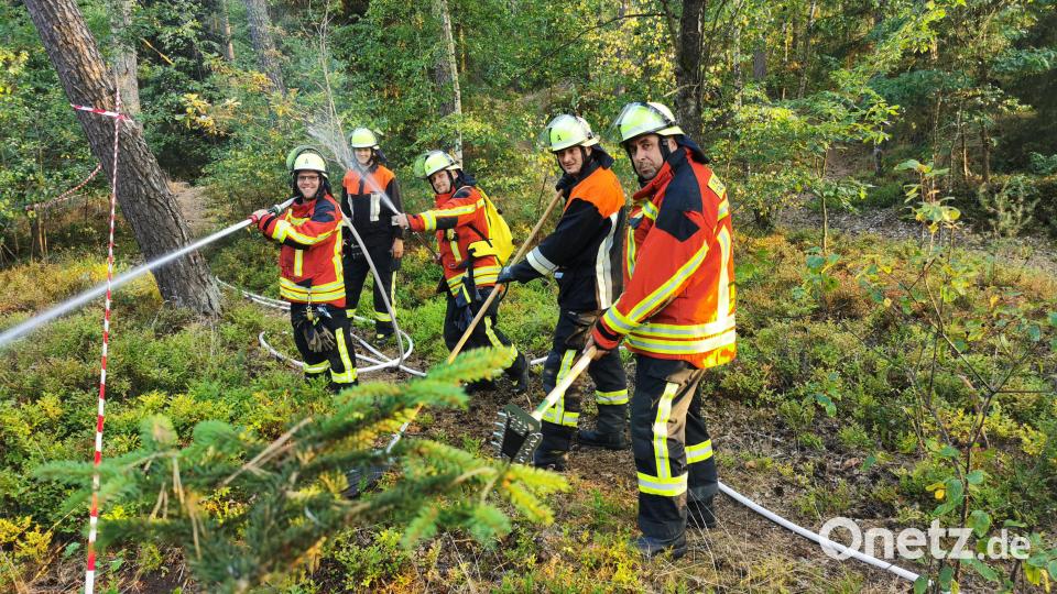 Der gemeinsame Einsatz von handgeführten Strahlrohren, Feuerpatschen, Löschrucksäcken und einer Waldbrandaxt wurde trainiert. Bild: mde