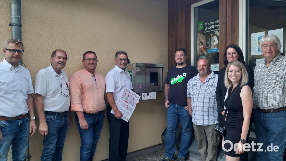 Die Sponsoren, die die Anschaffung des Defibrillators ermöglichten (von links):
BRK-Kreisgeschäftsführer Markus Ruckdeschel, Karl Bernet (BRK), Thomas Zeitler (Erdbau Kemnath, Sponsor), Bürgermeister Franz Tauber, künftiger Neubürger Christian Jänicke (MegaDEV GmbH München, Sponsor), Bernd Kastl (Kastl-Bau Fichtelberg, Sponsor), Martina Reichenberger (Commerz-Bank, Sponsor), 3. Bürgermeisterin Cathrin Seltmann und 2. Bürgermeister Franz Scharl Bild: gis