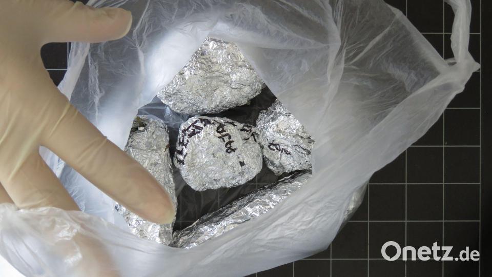 Das Rauschgift war teilweise bereits in faustgroßen Alufolienkugeln verpackt und beschriftet. Bild: Polizeiinspektion Waldsassen/exb