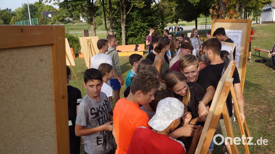 An den Flipcharts sprühte es vor Anregungen und Wünschen. Begeistert arbeiten die Jugendlichen mit. Bild: bkr
